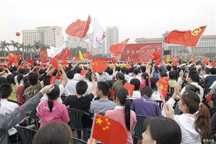 亚洲第15越南扳平亚洲第一日本！越南全队疯狂庆祝&拍打国旗